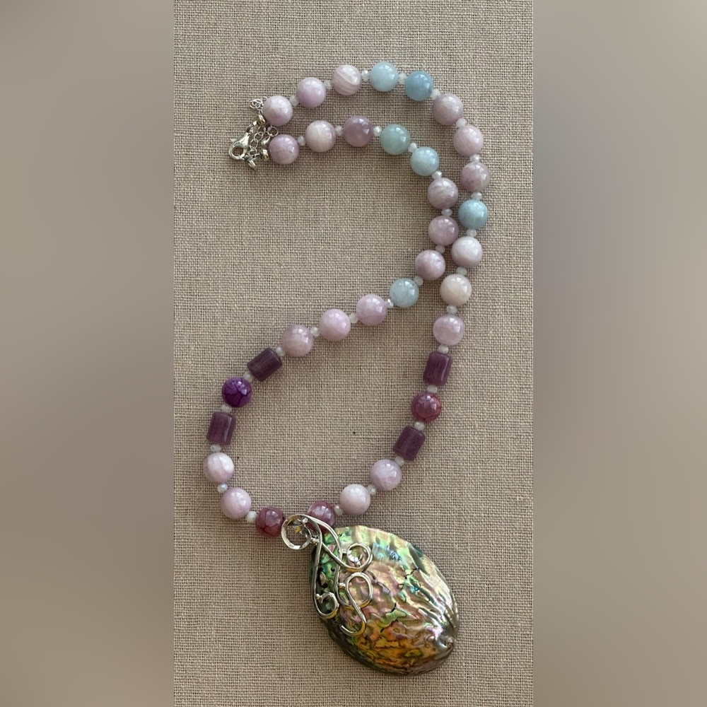 Beautiful 24 inch Kunzite gemstone bead necklace NWOT - Picture 4 of 15